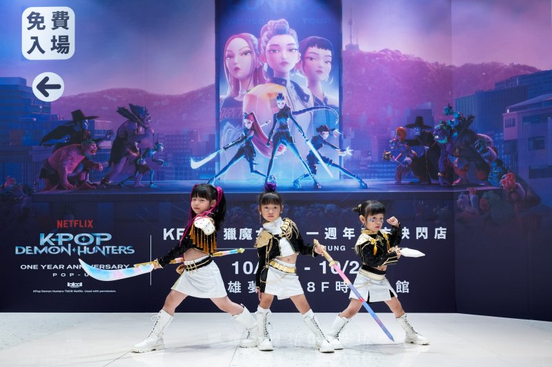 全台最終站！「K-Pop獵魔女團」一週年快閃店登場夢時代  超大Derpy首次登場萌迎粉絲