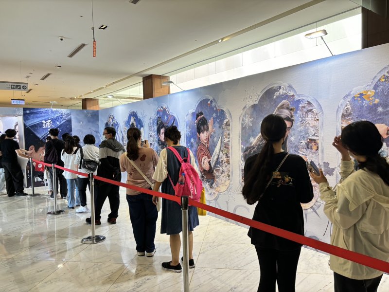 新光三越高雄左營店《逐玉》官方期間限定店11F登場 開展首日吸引超過近千名粉絲進店 搶購限量周邊商品