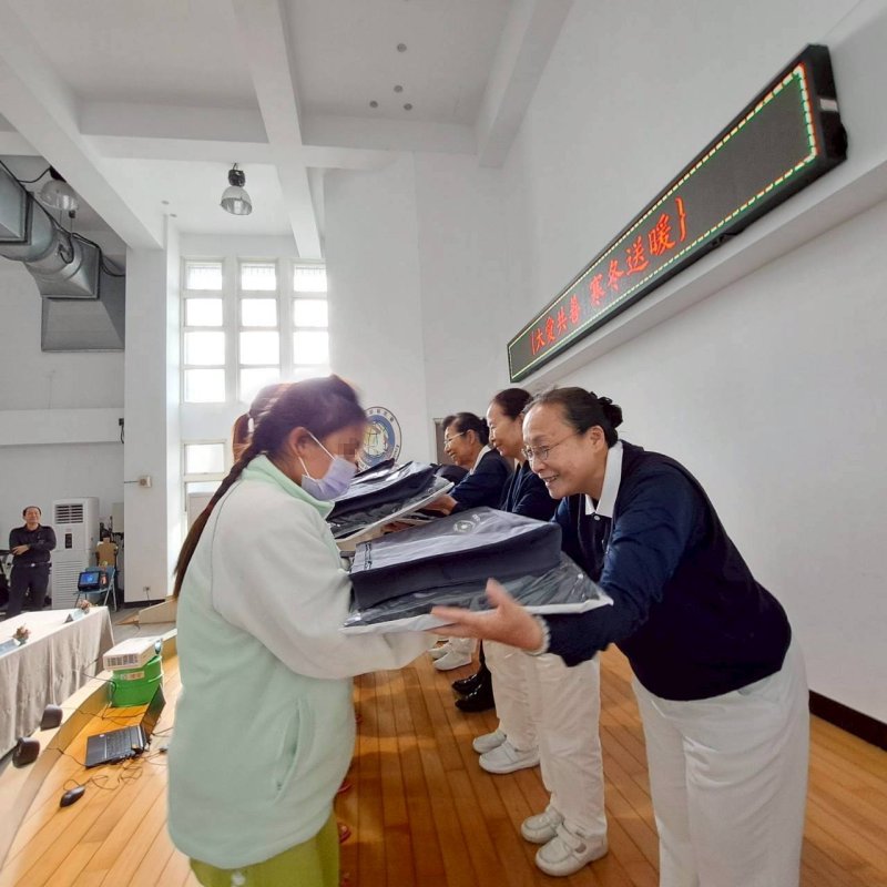 志工親贈保暖外套、手提袋，讓受收容人在異鄉仍能感受到溫暖。圖/正陽慶提供