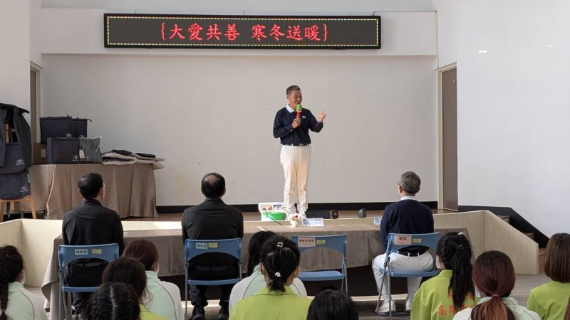 慈濟志工潘機利師兄代表全球慈濟人獻上感恩與祝福。圖/鄭楊慶 提供