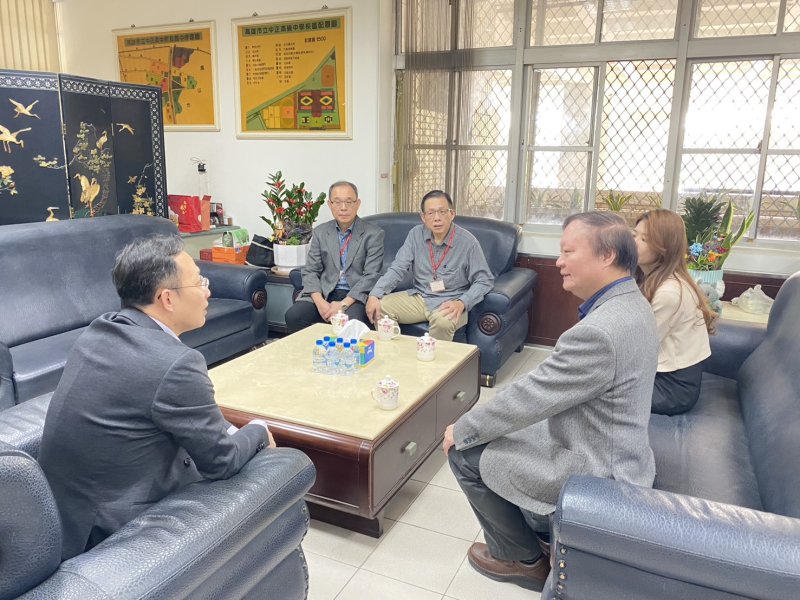 王政彥校長（右1）感謝中正高中陸炳杉校長（左1）全力支援分區場地與試務工作  圖/高師大