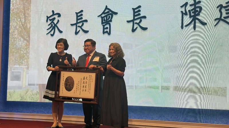 國立高科實驗高級中等學校 校長陳修平（左）家長會長陳建蒲賢伉儷（右） 圖/劉子安
