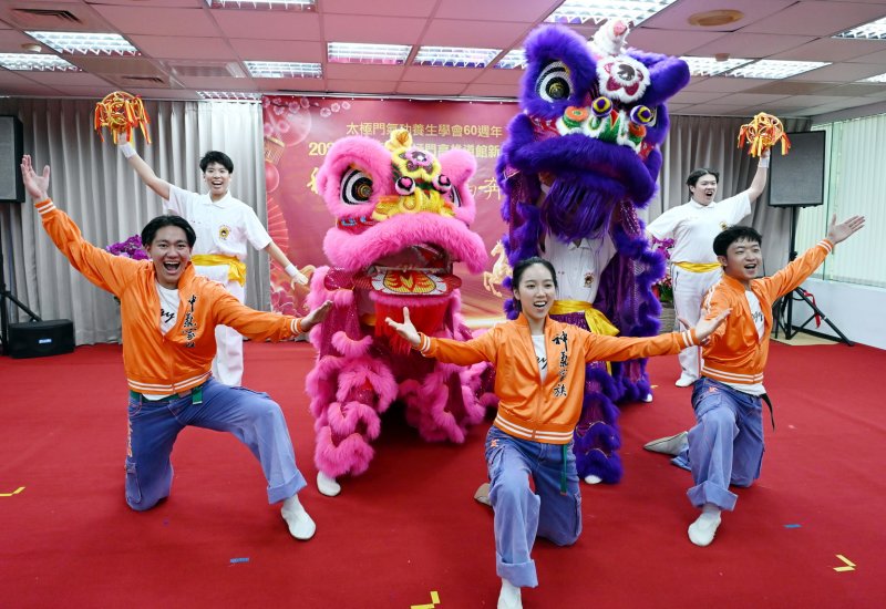 俏皮祥獅、火龍珠與太極門Energy Boys & Energy Girls共同演出「淨修樂」。
