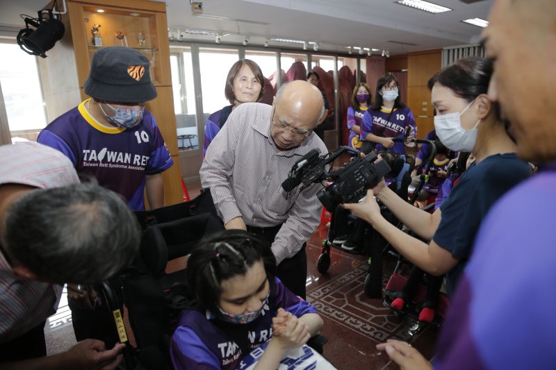 台北松山慈祐宮再次捐贈10台來自義大利的特製推車，支持雷特氏症家庭 圖 / 曾雅莉 提供