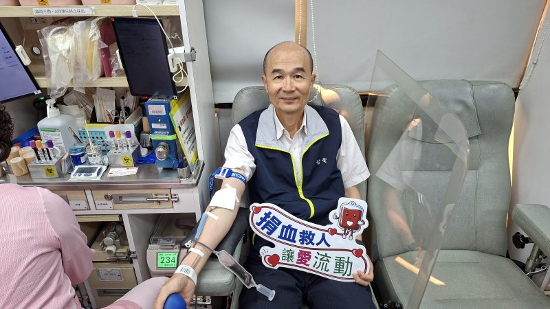 台電南區施工處副處長黃添輝今（11）日親自參與愛心捐血活動，率先捐出熱血。他表示，希望透過主管帶頭參與，鼓勵更多同仁與社會大眾加入捐血行列，為醫療量能盡一份心力