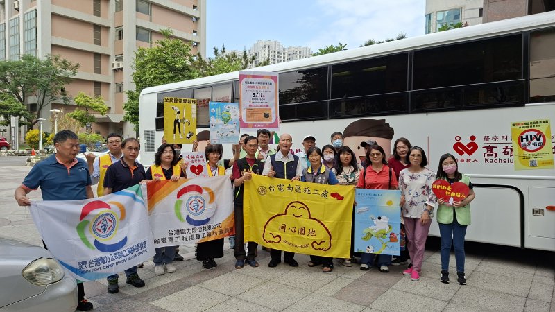 圖為副處長(黃添輝，左六)與東寧里里長(蘇吳錦秀，左七)及現場工作人員共同合影