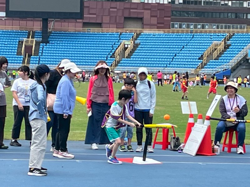 小選手在場地寬闊臺北田徑場盡情揮捧,體驗高規格職業級賽場氛圍 小選手在場地寬闊臺北田徑場盡情揮捧,體驗高規格職業級賽場氛圍