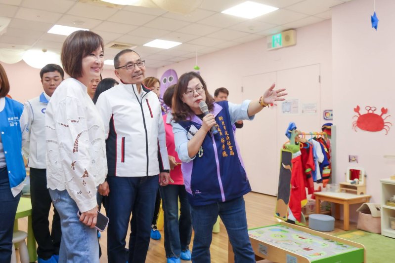 立法委員柯志恩率多位高雄市議員參訪新北市板橋新板公共托育中心,了解新北市公共托育政策,汲取彼此經驗。 立法委員柯志恩率多位高雄市議員參訪新北市板橋新板公共托育中心,了解新北市公共托育政策,汲取彼此經驗。