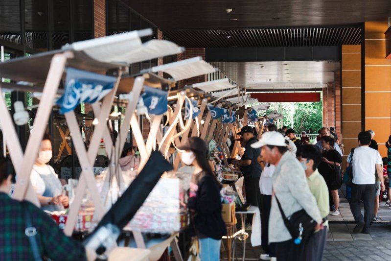 活動現場集結30家市場名攤以及美食餐車，吸引大批民眾駐足消費，海都廣場洋溢熱鬧節慶氛圍