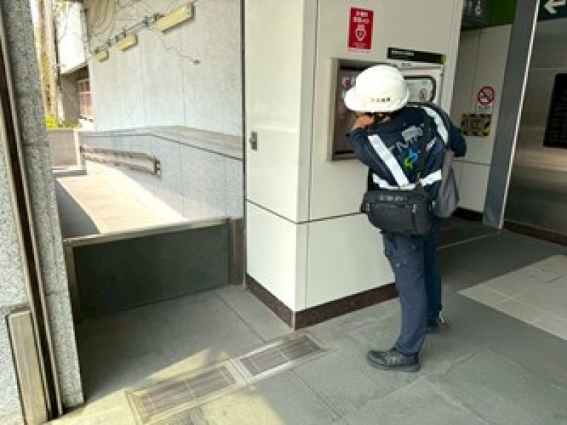 中捷人員測試電動防洪門 中捷人員測試電動防洪門
