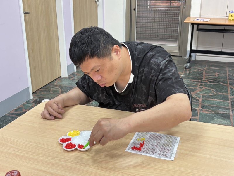 小許在樂慧中心參加「藝起動手做」,認真地拼出豆豆世界。 小許在樂慧中心參加「藝起動手做」,認真地拼出豆豆世界。