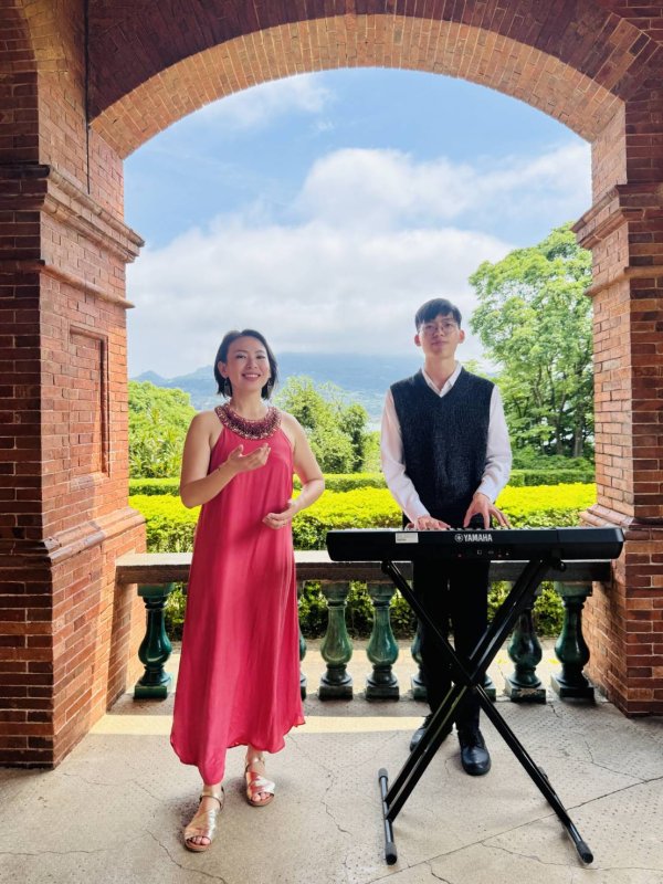 臺灣知名女高音謝孟潔(左)與學生鍾凱澤。 臺灣知名女高音謝孟潔(左)與學生鍾凱澤。