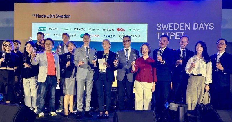 外交部政務次長陳明祺(右六)與出席「瑞典日」活動貴賓合影 外交部政務次長陳明祺(右六)與出席「瑞典日」活動貴賓合影