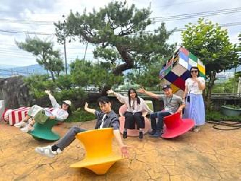 參三賽者走訪石岡區人氣景點「彩虹山舍」,在繽紛藝術與初夏暖陽中,透過趣為味闖關、創意手做與自然互動,拉近彼此距離