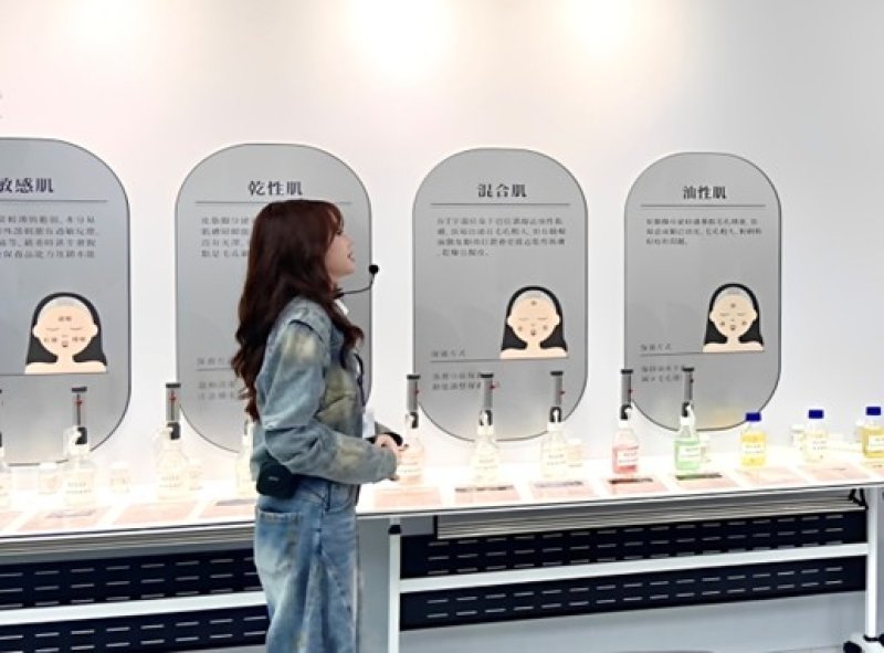 凱芬妮產業文化館內部牆面結合圖文展示肌膚保養知識,打造兼具教育與參觀體驗的空間。 凱芬妮產業文化館內部牆面結合圖文展示肌膚保養知識,打造兼具教育與參觀體驗的空間。