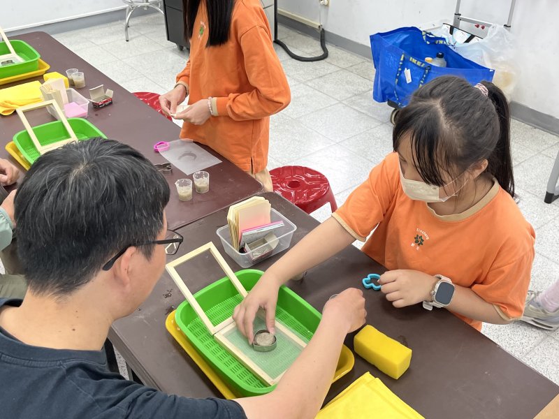 台北科學日帶領民眾做茶渣手抄紙