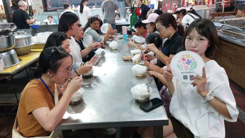 新住民走進第二市場,品嚐70年老店綜合剉冰,感受老城人情味與台灣古早味 新住民走進第二市場,品嚐70年老店綜合剉冰,感受老城人情味與台灣古早味