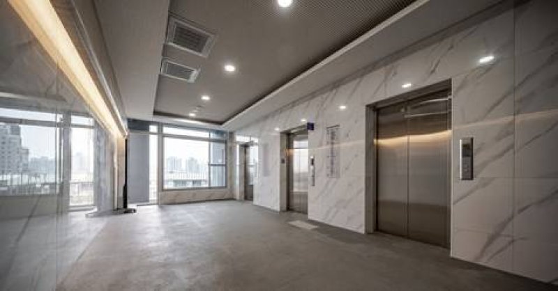 整體設計營造溫暖、舒適且辨識度的行政環鏡
