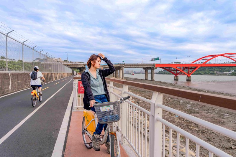 4月完工啟用的淡水金色水岸自行車道關渡段提供民眾友善寬敞的人車分道安全環境 4月完工啟用的淡水金色水岸自行車道關渡段提供民眾友善寬敞的人車分道安全環境