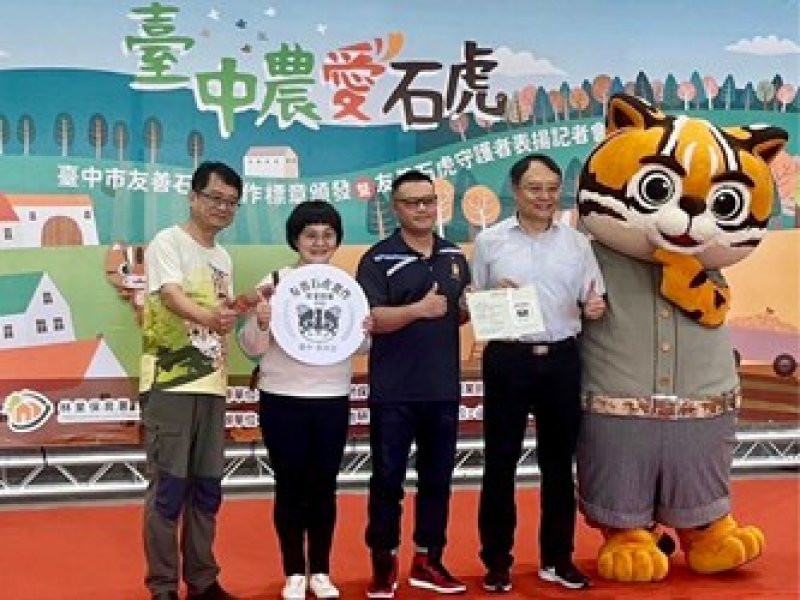 歐米馬於高美濕地與國際遊客共舞，並一同拍攝短影片，展現台中國際觀光魅力。