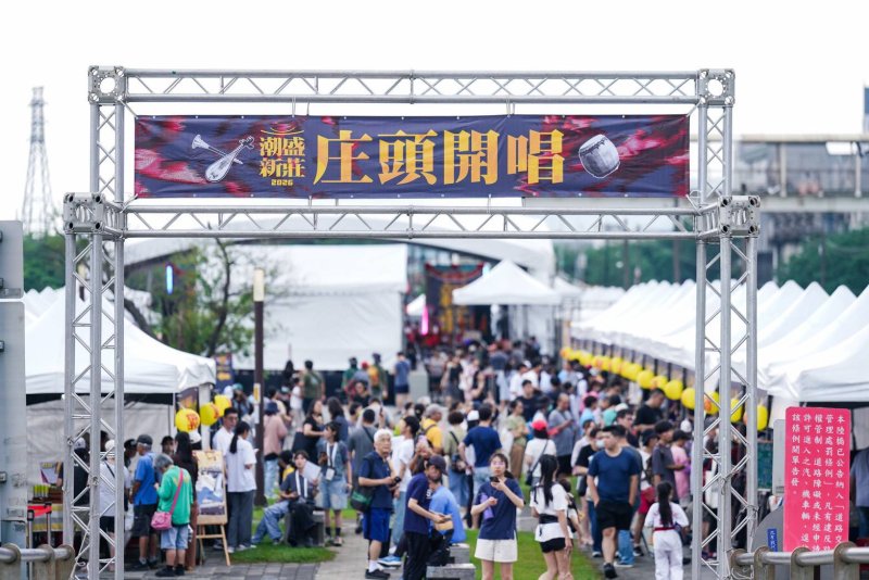 現場《眾聲聚埕》市集匯聚在地特色店家與多元文化攤位，展現新莊廟街文化活動的熱鬧魅力。