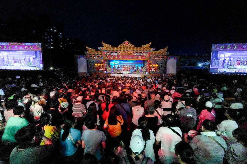 「新北市巷弄藝起來」今（6）日晚間於土城綜合體育場熱鬧揭幕。