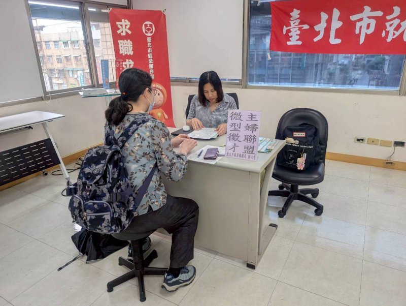 集結15家企業與長照機構，從餐飲服務、便利商店管理、數位企劃到居家照護，一次釋出多元職缺