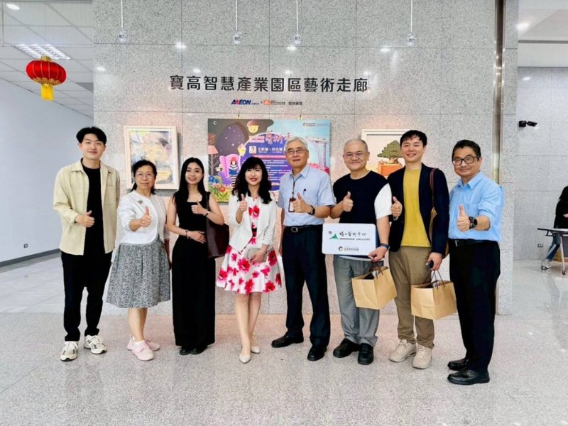 盛筱蓉局長(左4)與各藝術家、研揚文教基金會黃慧美董事長(左2)、研揚科技莊永順董事長(右4)大合照