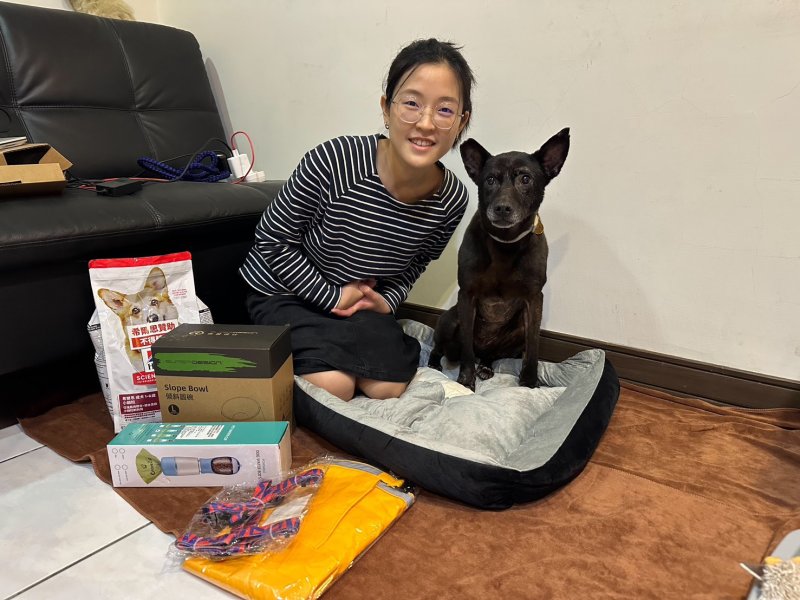新北認養成犬入新厝6好禮，包含睡墊、牽繩、外出水壺、飼料、寵物食盆、雨衣等寵物用品