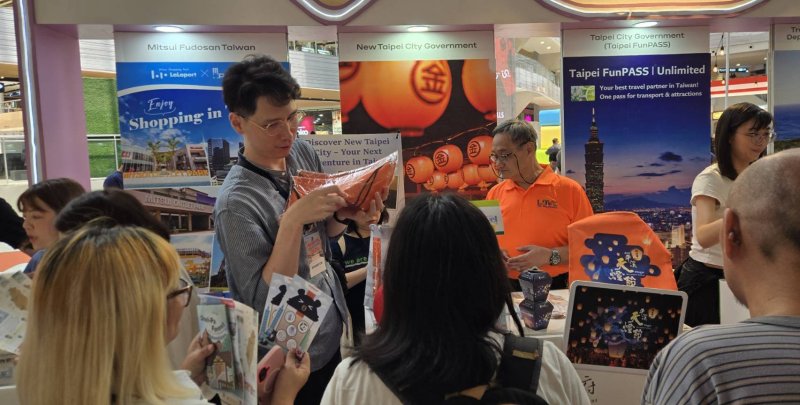 菲律賓民眾至新北市政府觀光旅遊局展區民眾熱絡詢問旅遊資訊及集章活動領取贈品