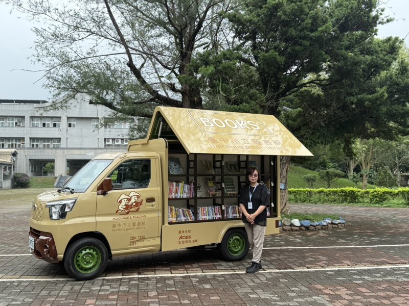 新社行動圖書車由館員廖小姐駕駛,載書到偏鄉服務 新社行動圖書車由館員廖小姐駕駛,載書到偏鄉服務