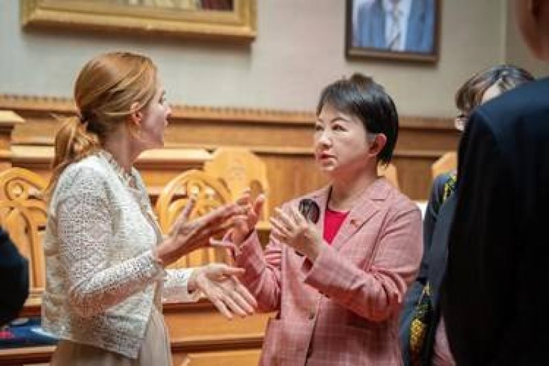 國會議員兼巴登市長辛策麗分享女性從政不易,長期耕耘終將受到肯定,並與盧市長互相勉勵