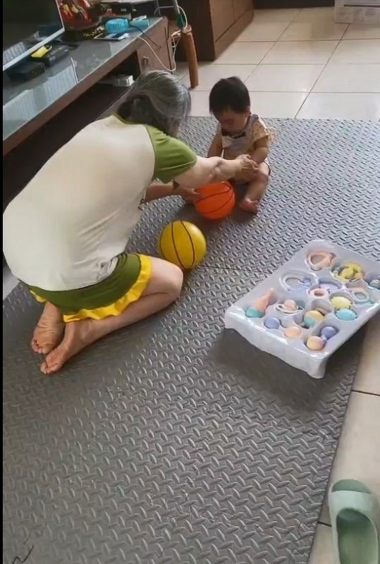 新北市好日子愛心大平台「愛無限—兒少安置計畫」媒合資源,幫親屬安置的家庭鋪設軟質地墊,以保護兒少。 新北市好日子愛心大平台「愛無限—兒少安置計畫」媒合資源,幫親屬安置的家庭鋪設軟質地墊,以保護兒少。