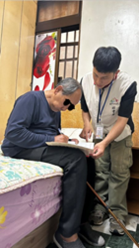 社工陪同街友簽訂租賃契約 社工陪同街友簽訂租賃契約