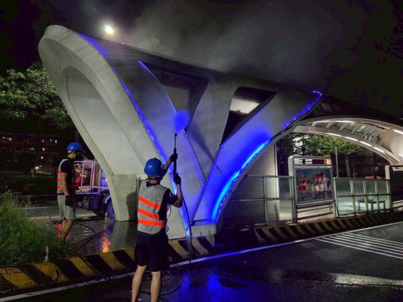台灣大道公車專用道站體定期清潔 ，維護候車空間整潔