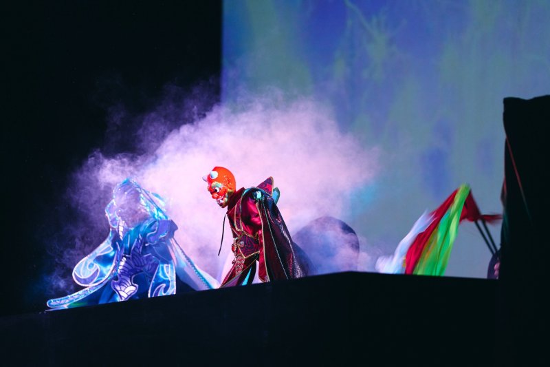 臺北木偶劇團以精緻偶戲演出<女媧補天>，運用燈光、煙霧與操偶技藝，帶領學生進入