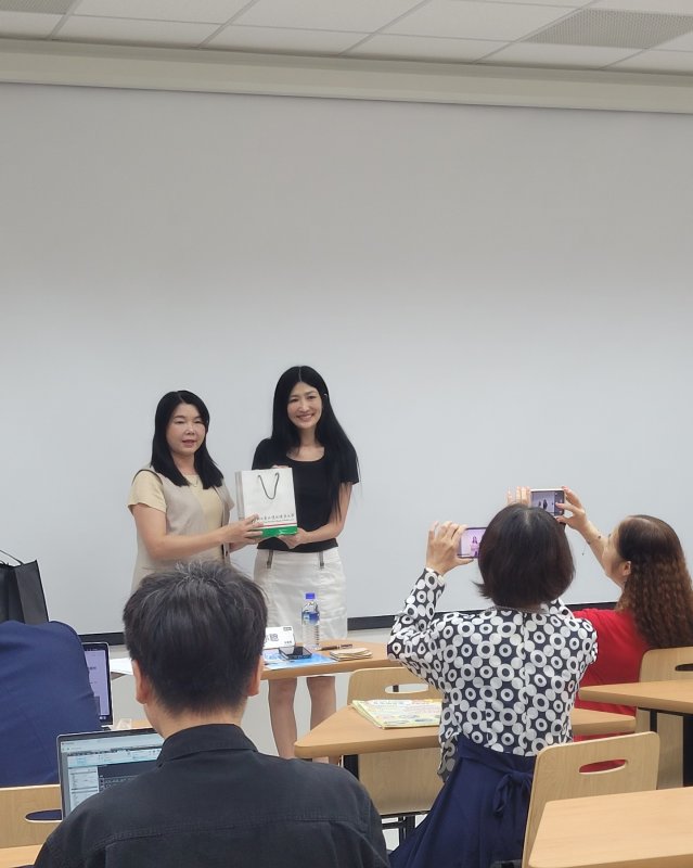 青年署諶亦聰副署長與國立臺北護理健康大學吳淑芬校長互贈禮