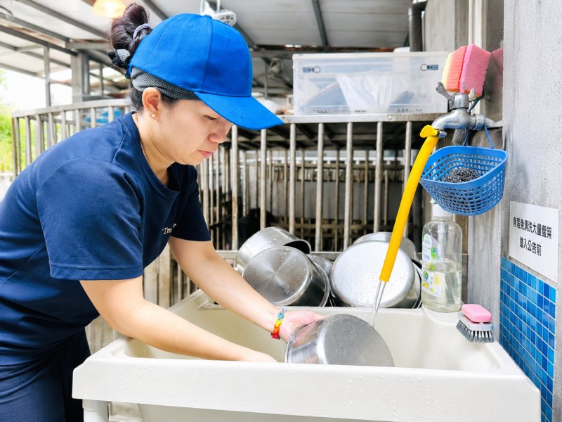 為確保衛生每日皆需進行食碗刷洗沖淨與晾乾