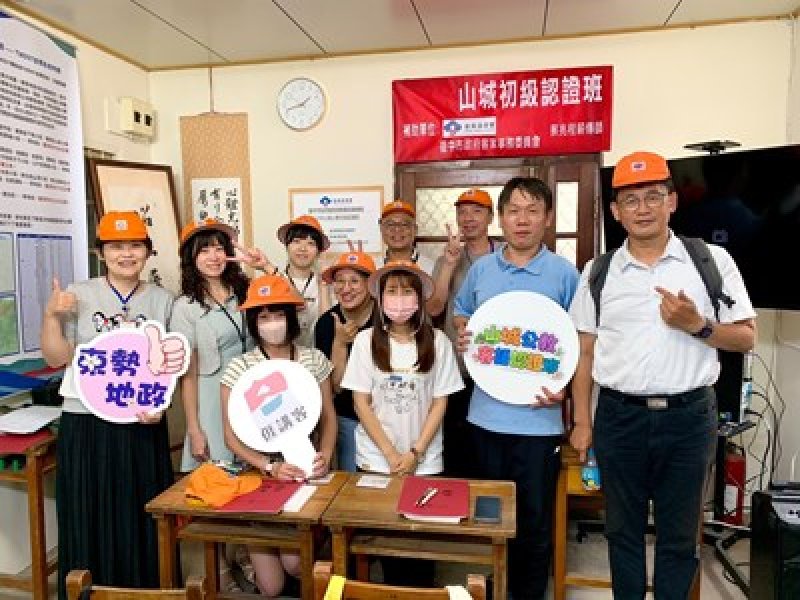 東勢地政與稅務等客語班學員體驗東勢國小學生帽、課桌椅重拾學習熱忱
