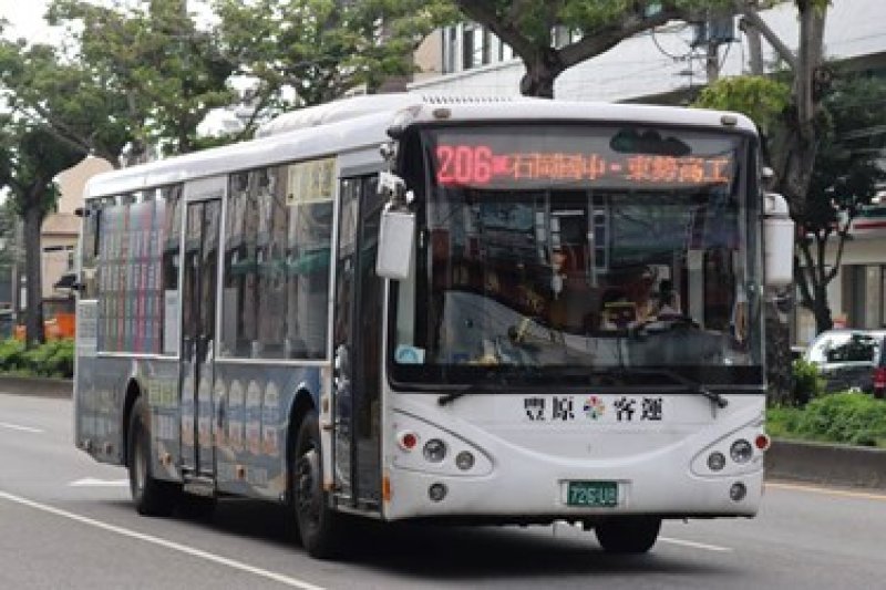 暑假期間公車班次調整，原加開的區間車、延、繞等路線班距將進行調整或暫停行駛
