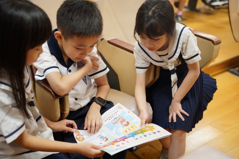 孩子們一起閱讀「如廁文化」教材，從小培養正確如廁觀念，學習尊重下一位使用者