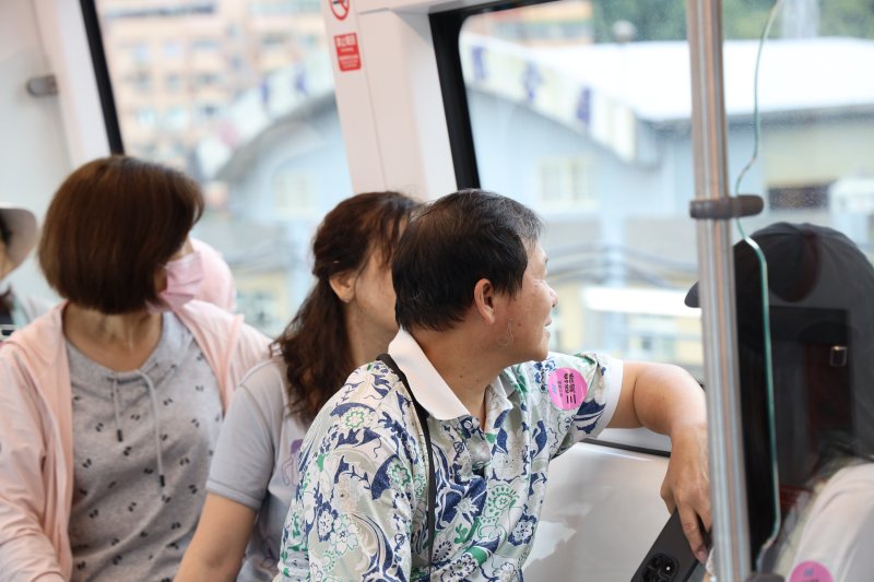 沿線鄉親搭乘捷運賞風景