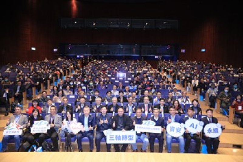 首屆「智慧臺中論壇」逾500名產官學代表參與，現場反應熱烈