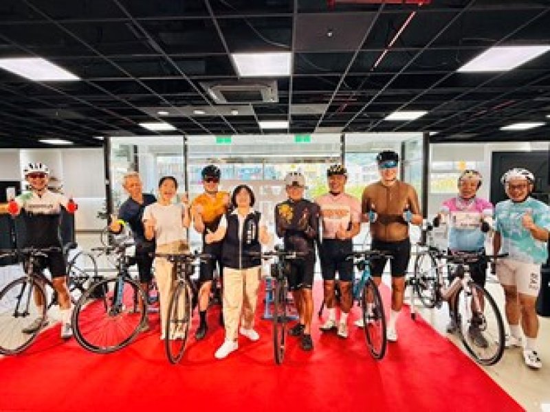 現場貴賓與國際車友大合照 現場貴賓與國際車友大合照