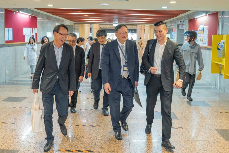 樹人醫專鐘育志董事(左一)、樹人醫專林寬碩董事長(左二)與臺大醫院余忠仁院長(右二)及前行政院衛生福利部政務次長何啟功 (右一)互動交流熱絡 樹人醫專鐘育志董事(左一)、樹人醫專林寬碩董事長(左二)與臺大醫院余忠仁院長(右二)及前行政院衛生福利部政務次長何啟功 (右一)互動交流熱絡