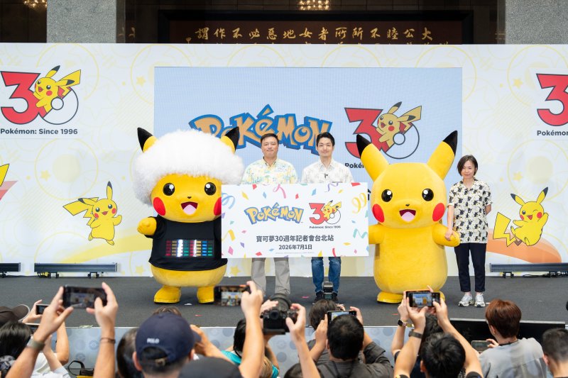 「寶可夢30週年」臺北站圓滿落幕，The Pokémon Company董事福永晉（左）、臺北市長蔣萬安（中）及《Pokémon GO》亞太區資深行銷總監許世婉（右）一同合影留念。