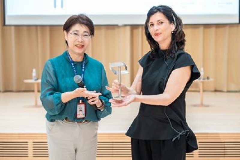 臺中市政府文化局陳佳君局長代表致贈綠美圖紀念品「birdi」予Margriet Schavemaker館長