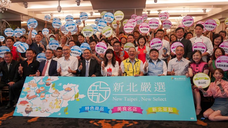 市府每2年舉辦伴手禮徵選活動，挖掘具潛力的在地品牌，並導入行銷資源協助業者拓展市場