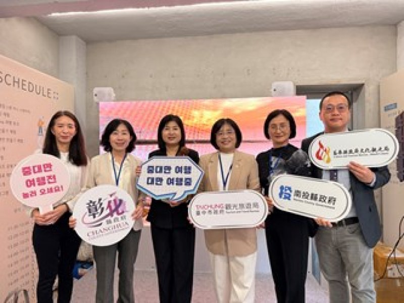駐韓國台北代表部郭秋雯公使及交觀署首爾辦事處薛佳翎主任參加觀光推廣會開幕