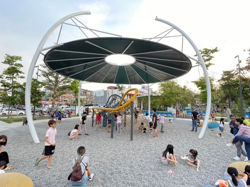 東區十全公園大面積的遮陽設施,是家長及孩童玩樂的好去處 東區十全公園大面積的遮陽設施,是家長及孩童玩樂的好去處